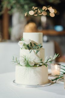 Όμορφη τριώροφη τούρτα γάμου με ελιά και λυσίανθο