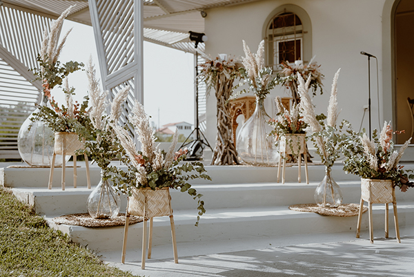 Boho στολισμός εκκλησίας με διάδρομο από ψάθινες γλάστρες και αποξηραμένα άνθη
