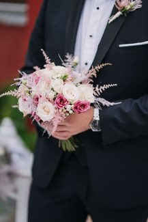 Υπέροχη ανθοδέσμη γάμου σε ροζ λευκές αποχρώσεις