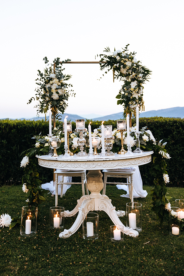 chic-wedding-decoration-ideas-white-florals-gold-accents_01z