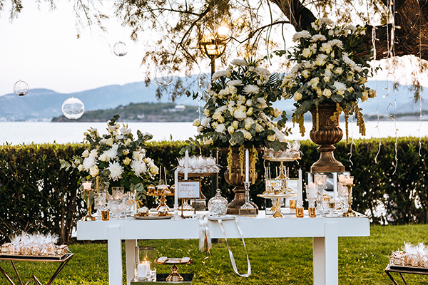 chic-wedding-decoration-ideas-white-florals-gold-accents_03w