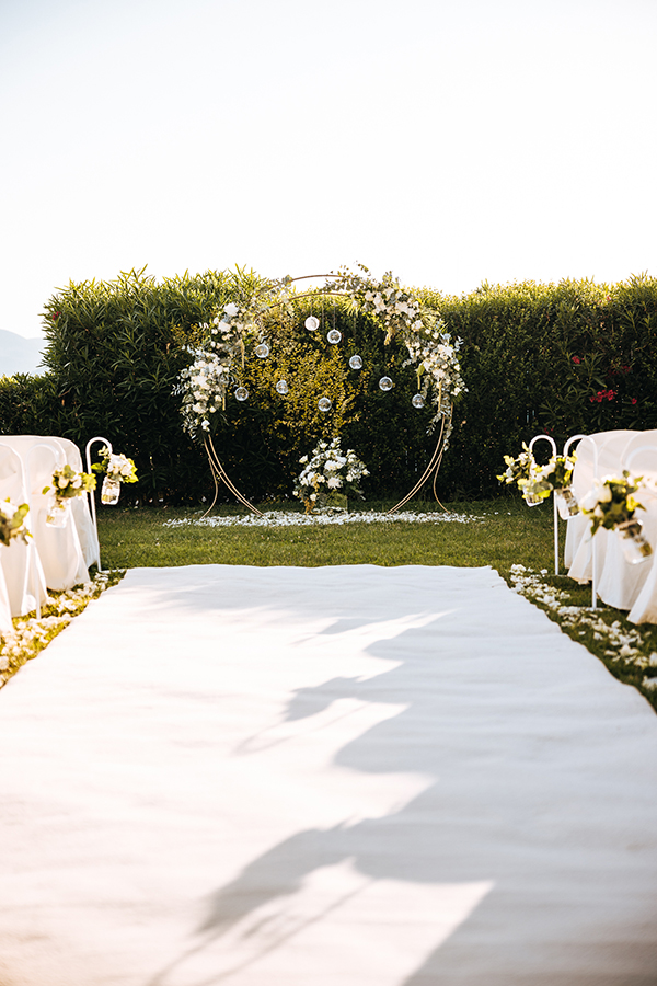 chic-wedding-decoration-ideas-white-florals-gold-accents_04