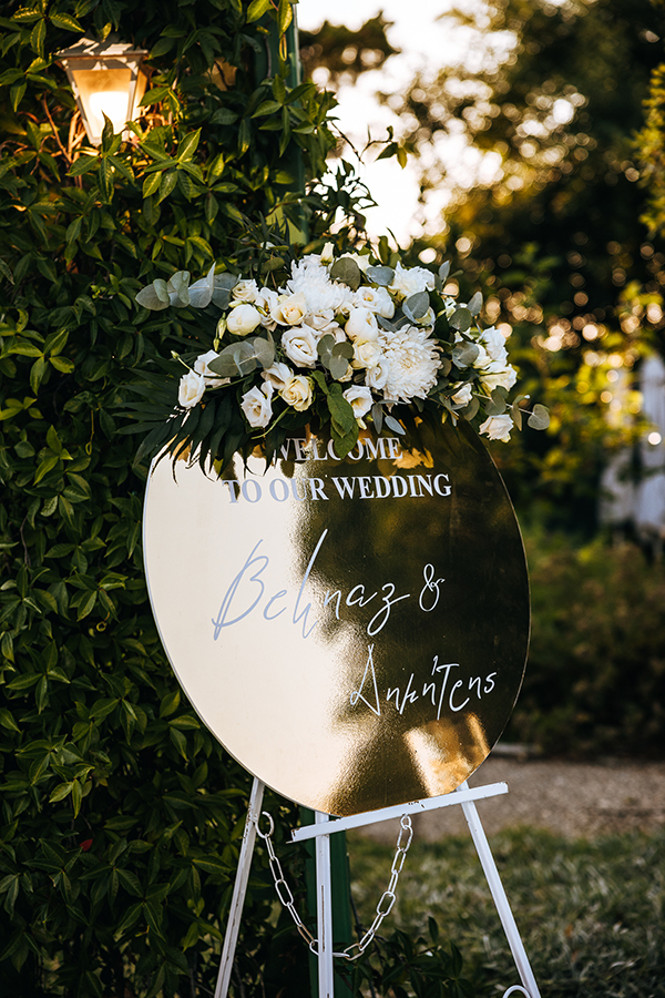 chic-wedding-decoration-ideas-white-florals-gold-accents_06x