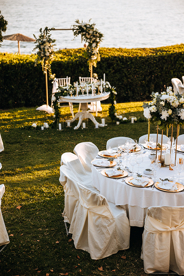 chic-wedding-decoration-ideas-white-florals-gold-accents_07x