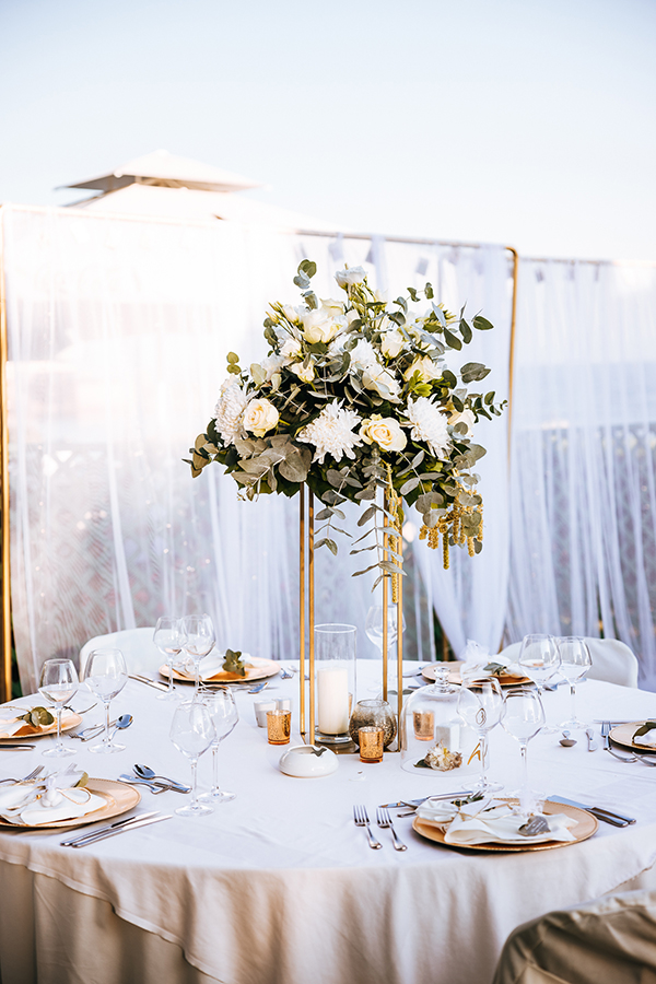 chic-wedding-decoration-ideas-white-florals-gold-accents_09