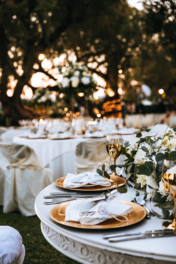 chic-wedding-decoration-ideas-white-florals-gold-accents_10