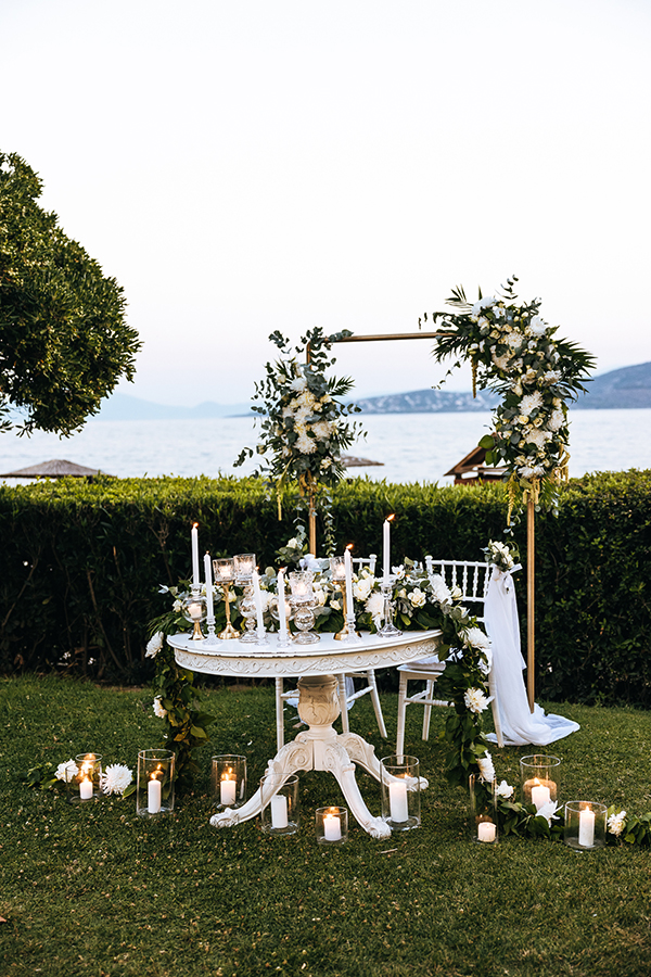 chic-wedding-decoration-ideas-white-florals-gold-accents_12
