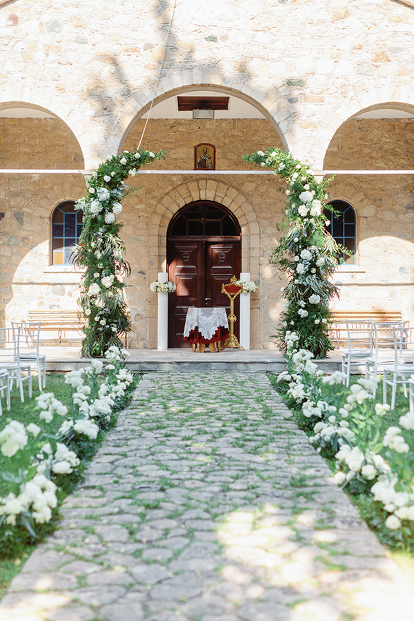 Στολισμός εισόδου εκκλησίας με λευκά λουλούδια και πρασινάδα