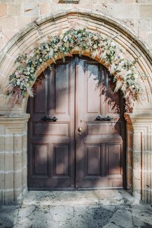 Στολισμός εισόδου εκκλησίας σε μποέμ στυλ με pampas grass και τριαντάφυλλα