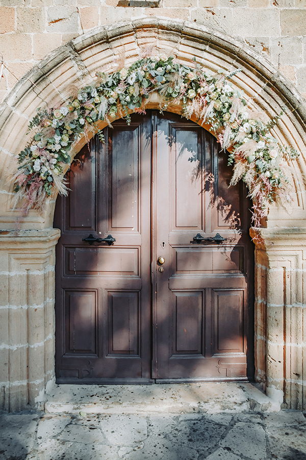 Στολισμός εισόδου εκκλησίας σε μποέμ στυλ με pampas grass και τριαντάφυλλα