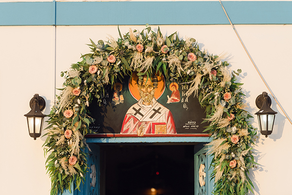 Στολισμός εισόδου εκκλησίας με πλούσια γιρλάντα λουλουδιών