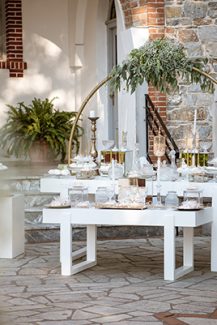 Candy table γάμου με επιτραπέζια αψίδα και φύλλα ευκαλύπτου