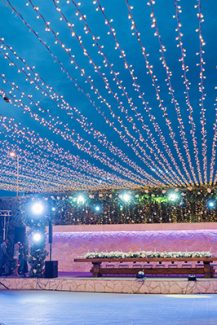 Μαγευτικός στολισμός δεξίωσης γάμου με οροφή από fairy lights