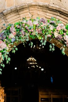 Γιρλάντα λουλουδιών για στολισμό εισόδου εκκλησίας σε απαλές ροζ, μωβ αποχρώσεις