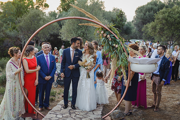 Κυκλική αψίδα για στολισμό τελετής γάμου με πρασινάδα και pampas grass