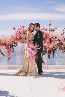 Εντυπωσιακή αψίδα για τελετή γάμου από ιδιαίτερα άνθη σε φούξια αποχρώσεις