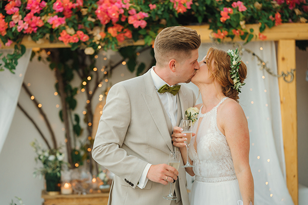 Όμορφος καλοκαιρινός γάμος στη Ρόδο με ελιά και λευκά λουλούδια │ Elena & Mike