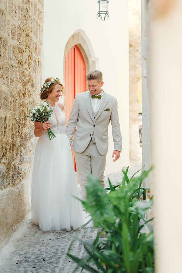 pretty-summer-wedding-rhodes-olive-white-florals_02x