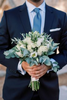 Romantic bridal bouquet από ευκάλυπτο και λευκά λουλούδια