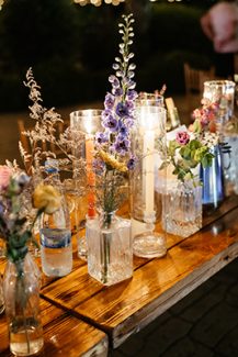 Romantic – montern στολισμός γαμήλιου τραπεζιού με μικρά βαζάκια λουλουδιών