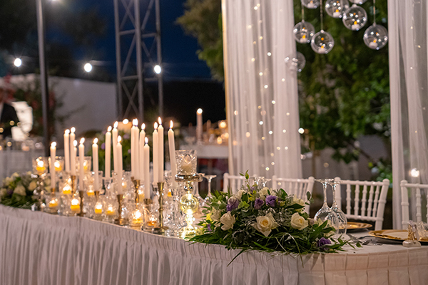 Ρομαντικές ιδέες διακόσμησης για έναν υπαίθριο γάμο με κεριά και λουλούδια