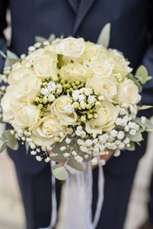 Στρογγυλή νυφική ανθοδέσμη από λευκά τριαντάφυλλα και γυψοφίλη