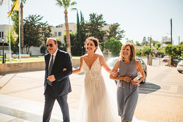 rustic-fall-wedding-cyprus-white-florals_07