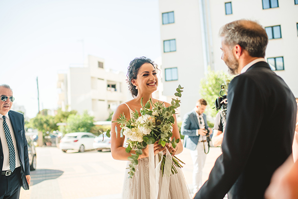 rustic-fall-wedding-cyprus-white-florals_07x