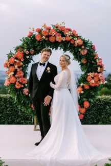 Καθηλωτική αψίδα για τελετή γάμου από πορτοκαλί παιώνιες