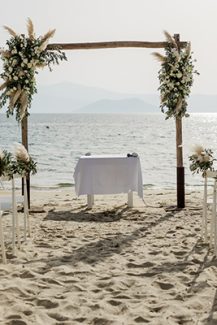 Ξύλινη αψίδα για τελετή γάμου με ελιά, λυσίανθο και τριαντάφυλλα