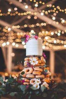 Υπέροχη τούρτα γάμου σε βάση από donats