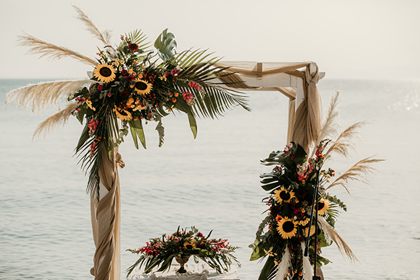 Tropical style αψίδα για τελετή γάμου με sunflowers