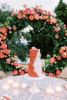 Ξεχωριστή διώροφη τούρτα γάμου σε λευκές – πορτοκαλί αποχρώσεις