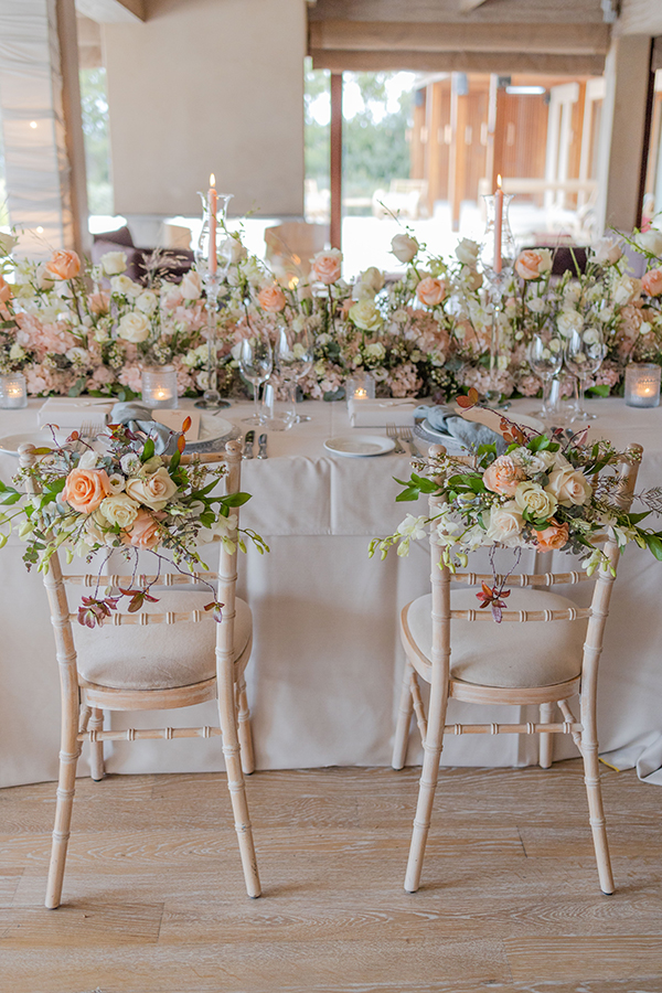 Άκρως ρομαντικός στολισμός καρέκλας δεξίωσης με σύνθεση από τριαντάφυλλα σε παστέλ αποχρώσεις