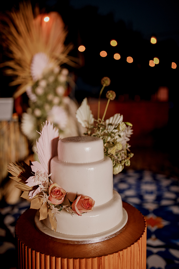 Γαμήλια τούρτα με τρεις βάσεις σε λευκό χρώμα