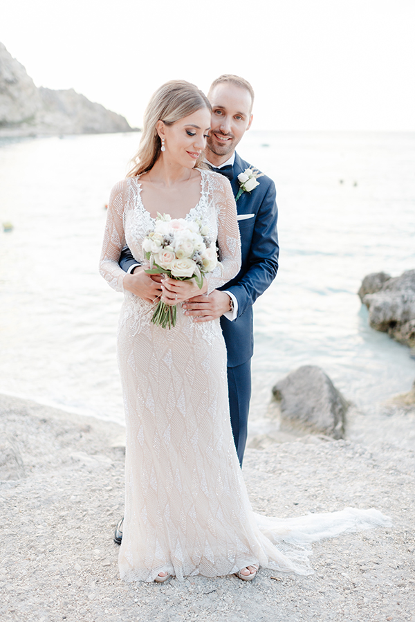chic-fall-wedding-leykada-island-hydrangeas-roses_03