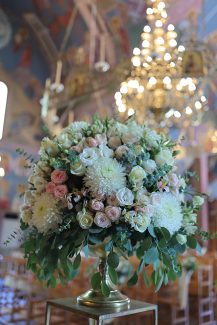 Ρομαντικός στολισμός τελετής γάμου με μίνι τριαντάφυλλα, λυσιάνθους και χρυσάνθεμα