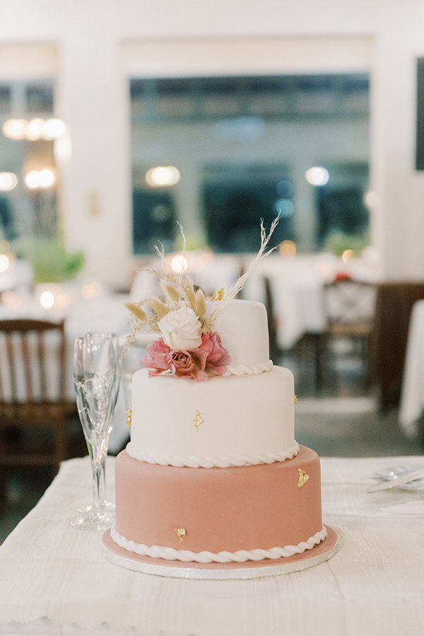 Τρίπατη γαμήλια τούρτα σε peach αποχρώσεις