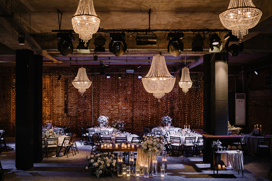 Luxury διακόσμηση γάμου σε εσωτερικό χώρο με λευκά λουλούδια και ιδιαίτερο φωτισμό