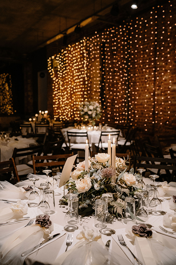 luxury-indoor-wedding-decoration-white-flowers-special-lighting_09x