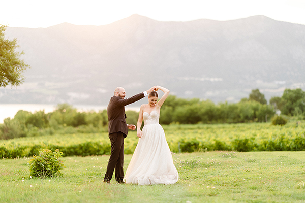 Ρομαντικός καλοκαιρινός γάμος στην Κοζάνη με λευκές παιώνιες και τριαντάφυλλα │Χαρά & Χάρης