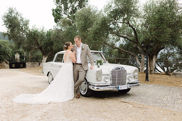 Ρουστίκ καλοκαιρινός γάμος στην Κεφαλονιά με πλούσια άνθη ελιάς │ Sian & Sam