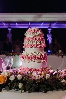 Γαμήλια τούρτα σε λευκές και ροζ αποχρώσεις