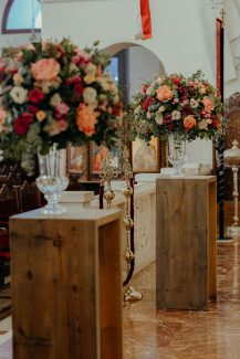 Ξύλινα stands για στολισμό τελετής γάμου με πλούσιο ανθοστολισμό