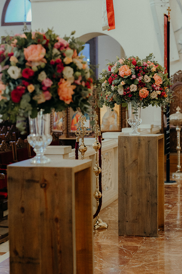 Ξύλινα stands για στολισμό τελετής γάμου με πλούσιο ανθοστολισμό