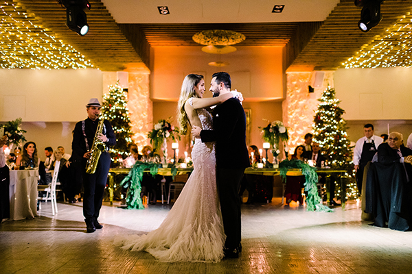Χριστουγεννιάτικος γάμος με γιορτινή διακόσμηση από έλατα και fairy lights│ Ασημίνα & Δημήτρης