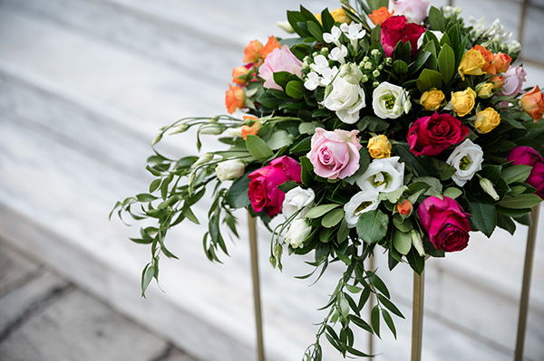 colorful-wedding-decoration-ideas-roses-vivid-hues_01x