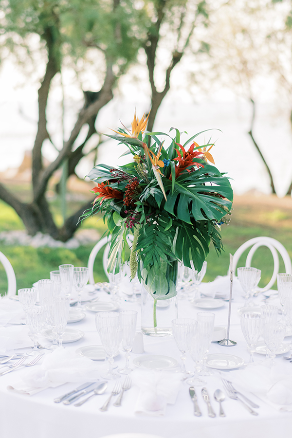 modern-summer-wedding-impressive-tropical-floral-arrangments_31