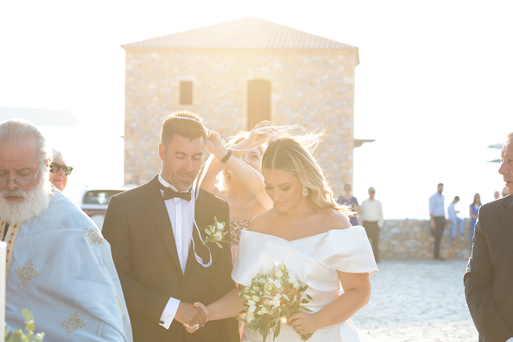 Ρομαντικός καλοκαιρινός γάμος στη Μάνη με λευκά λουλούδια και ελιά │ Νότα & Γιώργος