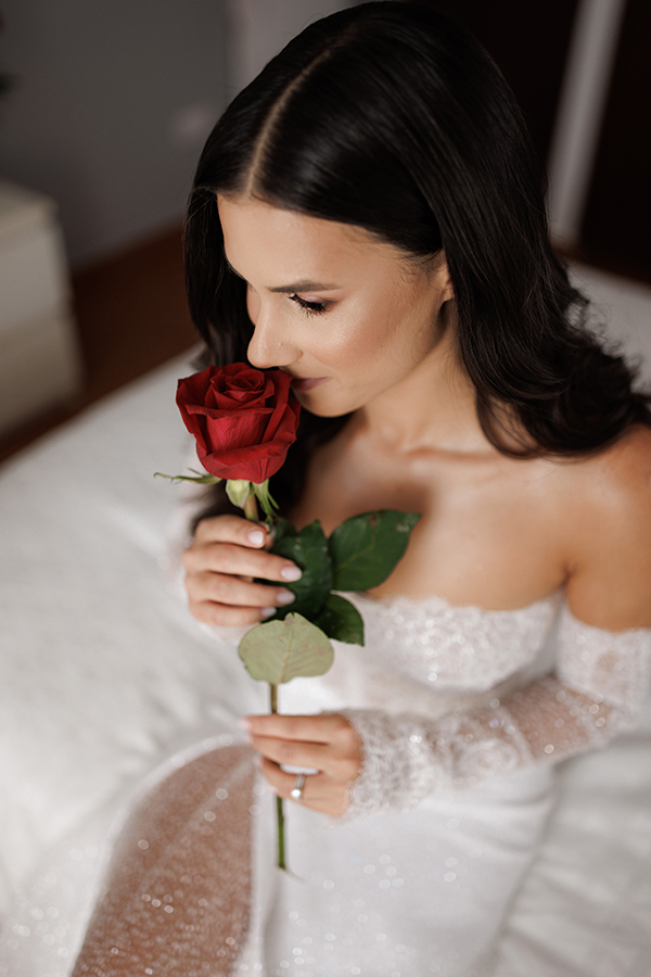stylish-fall-wedding-limassol-roses-deep-red-color_03x